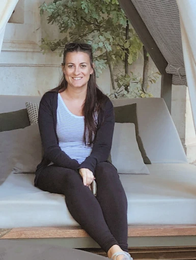 Laura Bisaccia, Praxis für Psychologische Beratung, Laura Bisaccia, B.Sc. in Graz, Steiermark, Österreich und Raaba, Graz Umgebung, Steiermark Österreich, sitzt auf einer Bank